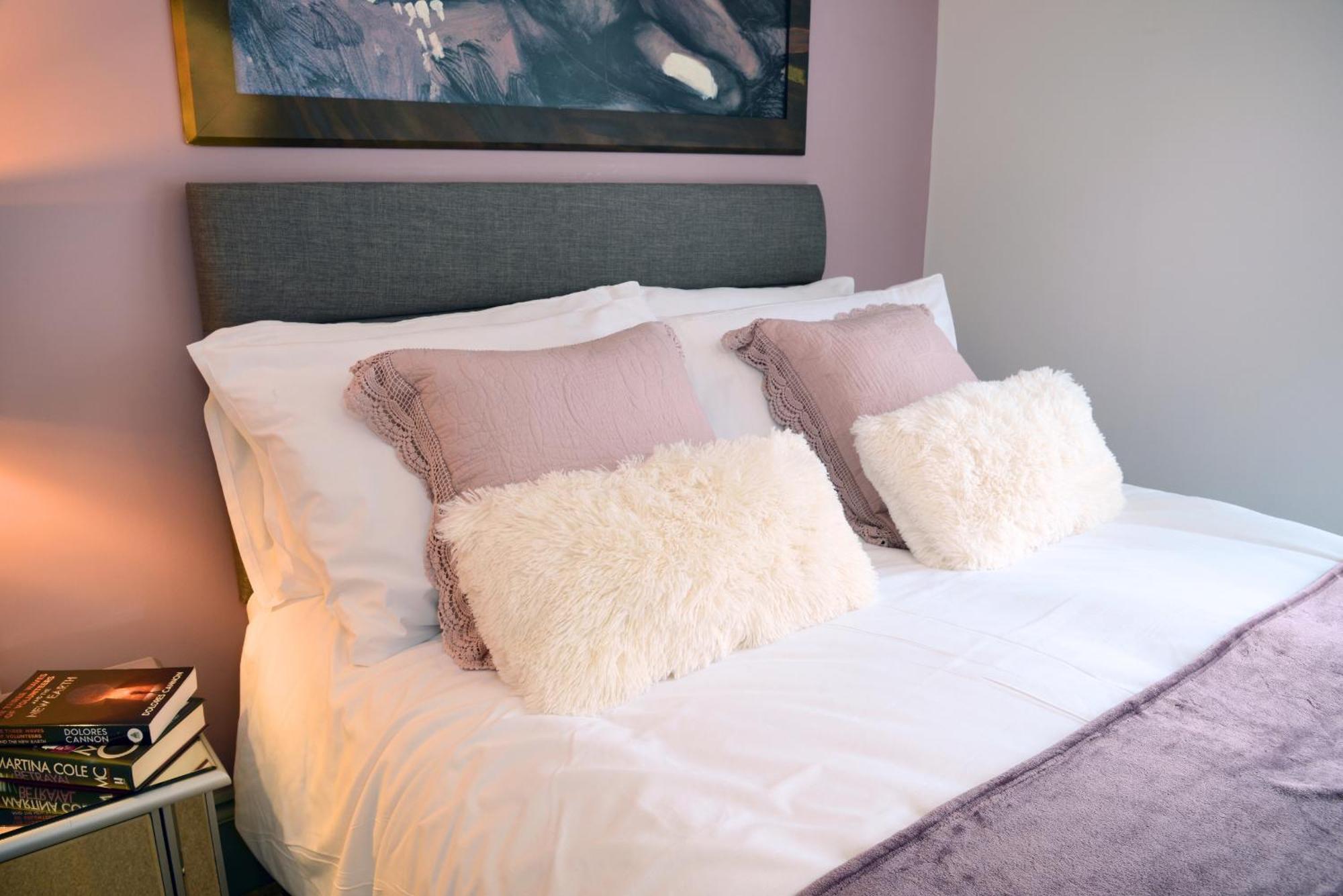 The Old Brewery Boardroom - Winchester City Centre - Unique Property - Free Parking - Sleeps 6 - By Xplus Stays Luaran gambar